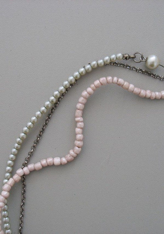 Ženska ogrlica srebrne boje sa 3D dekoracijom