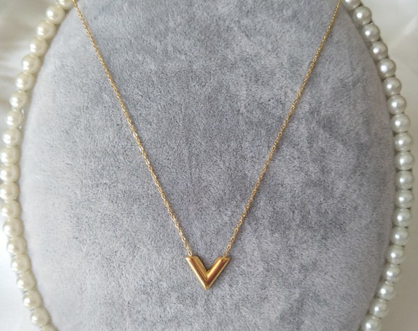 Μοντέρνα γυναικεία αλυσίδα σε χρυσό χρώμα