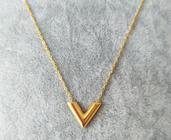 Μοντέρνα γυναικεία αλυσίδα σε χρυσό χρώμα