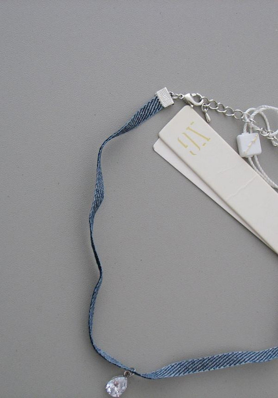 Traper choker tekstilna ogrlica s kamenom