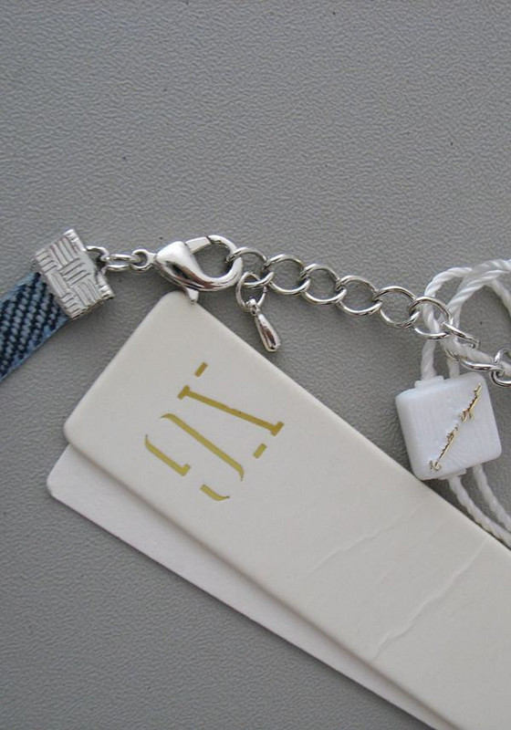 Traper choker tekstilna ogrlica s kamenom