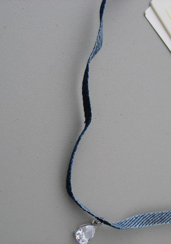 Traper choker tekstilna ogrlica s kamenom