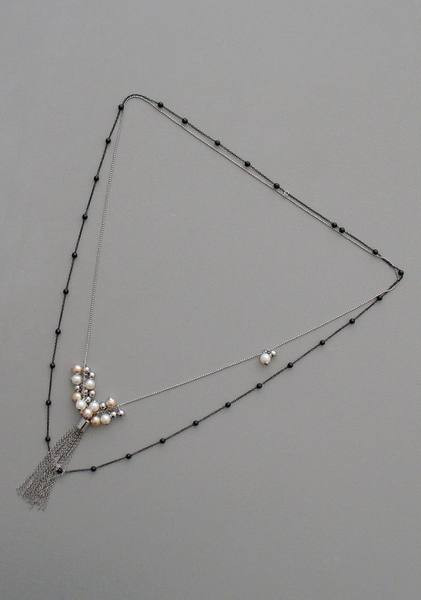 Ženska ogrlica sa biserima i privjeskom u crnoj boji