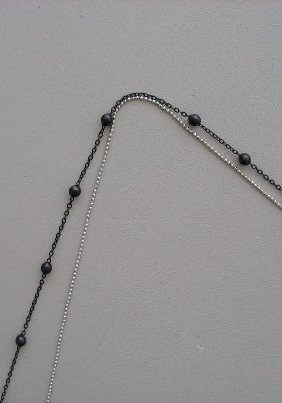 Ženska ogrlica sa biserima i privjeskom u crnoj boji