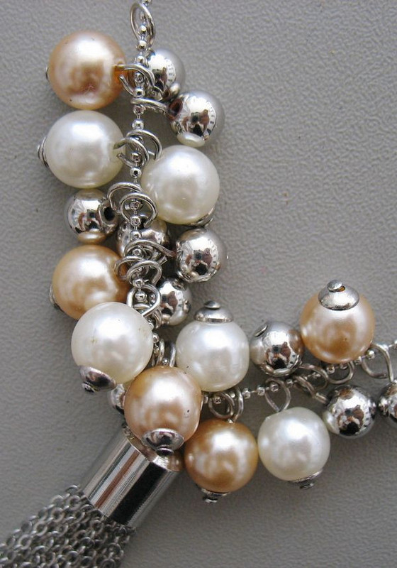 Ženska ogrlica sa biserima i privjeskom u crnoj boji