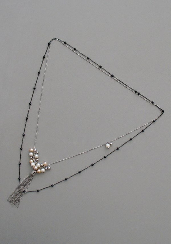 Ženska ogrlica sa biserima i privjeskom u crnoj boji