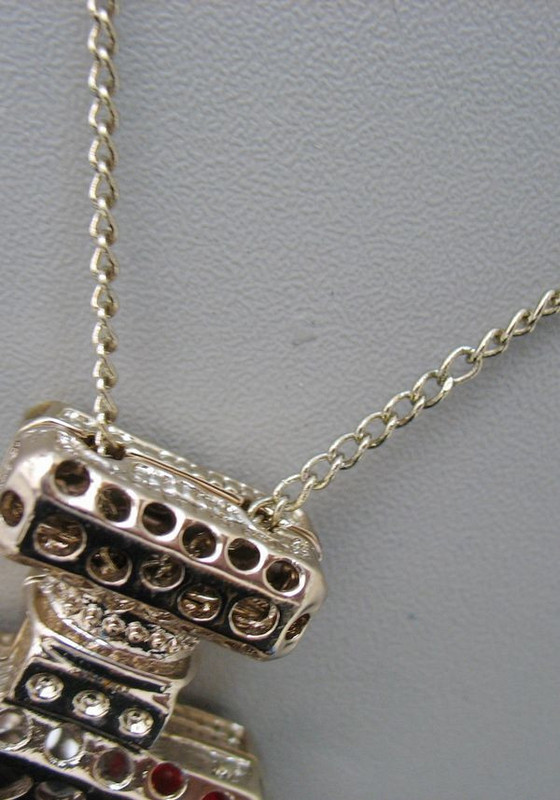 Κομψό γυναικείο κολιέ με πέτρες και μενταγιόν