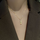 Μοντέρνο γυναικείο κολιέ με μενταγιόν σε διάφορα μοντέλα