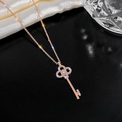 Μοντέρνο γυναικείο κολιέ με μενταγιόν σε διάφορα μοντέλα