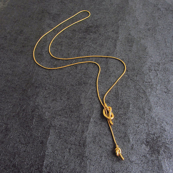 Μοντέρνα αλυσίδα με μενταγιόν σε χρυσό χρώμα