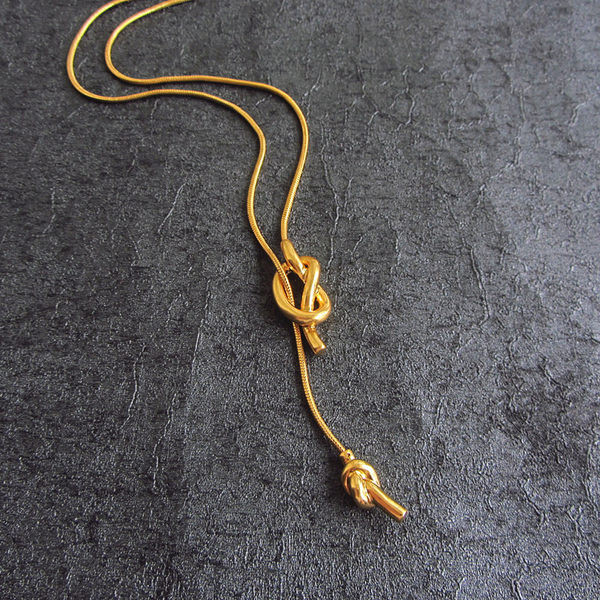 Μοντέρνα αλυσίδα με μενταγιόν σε χρυσό χρώμα