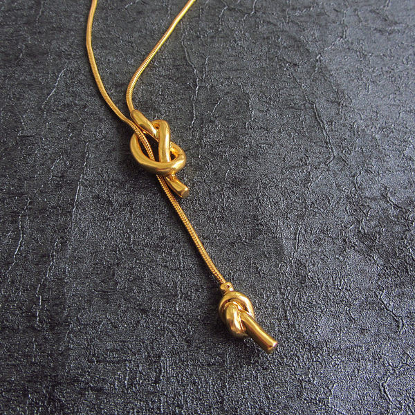 Μοντέρνα αλυσίδα με μενταγιόν σε χρυσό χρώμα