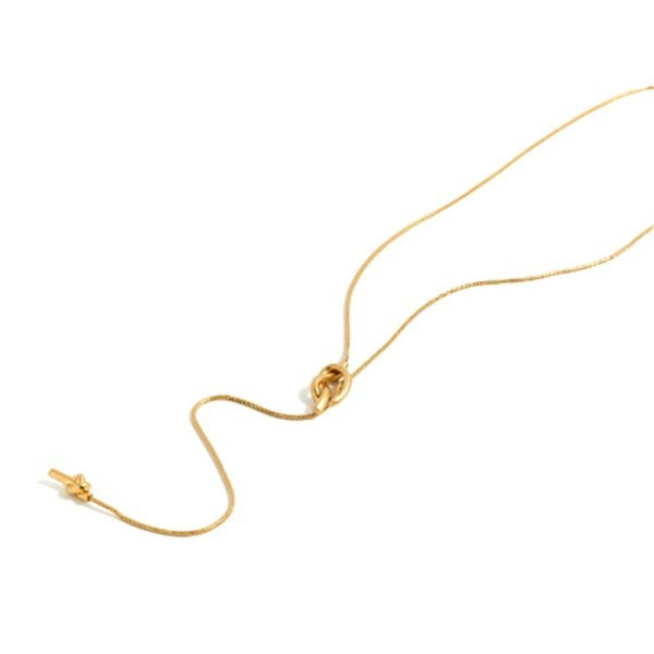 Μοντέρνα αλυσίδα με μενταγιόν σε χρυσό χρώμα