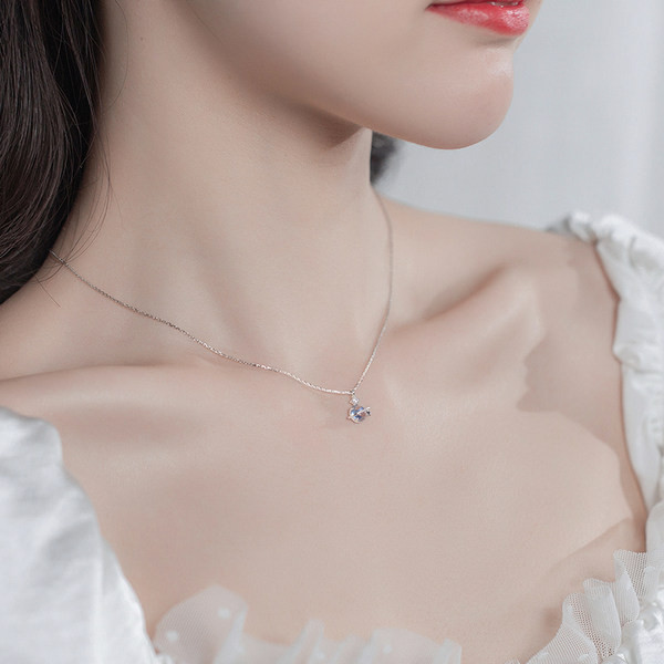 Srebrna ogrlica sa privjeskom - za žene