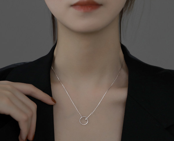 Γυναικείο κολιέ με κρεμαστό  σε ασημί χρώμα