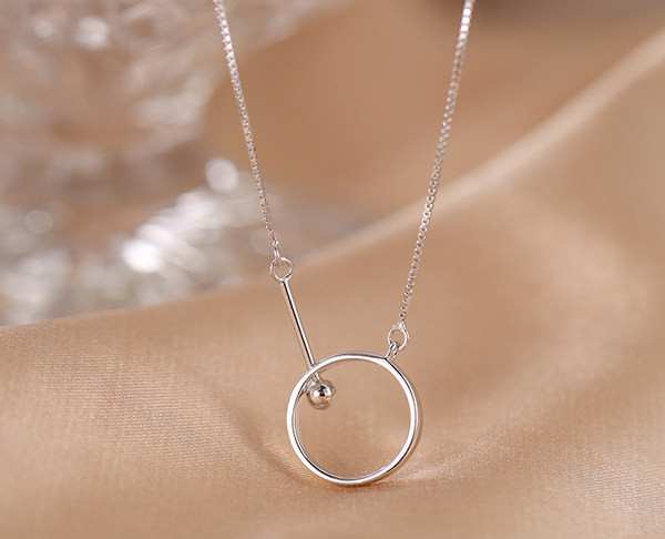 Γυναικείο κολιέ με κρεμαστό  σε ασημί χρώμα