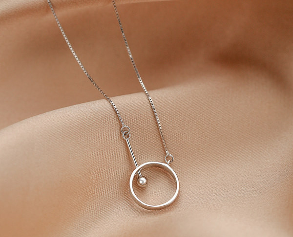 Γυναικείο κολιέ με κρεμαστό  σε ασημί χρώμα