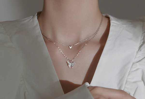 Μοντέρνο γυναικείο κολιέ με μενταγιόν πεταλούδα