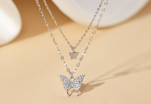 Μοντέρνο γυναικείο κολιέ με μενταγιόν πεταλούδα