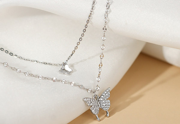 Μοντέρνο γυναικείο κολιέ με μενταγιόν πεταλούδα