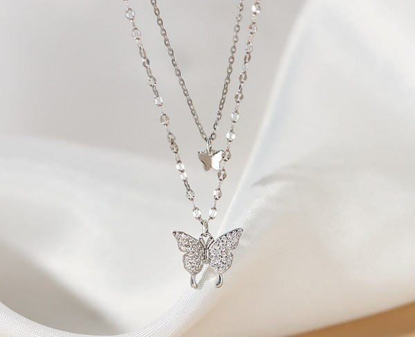 Μοντέρνο γυναικείο κολιέ με μενταγιόν πεταλούδα