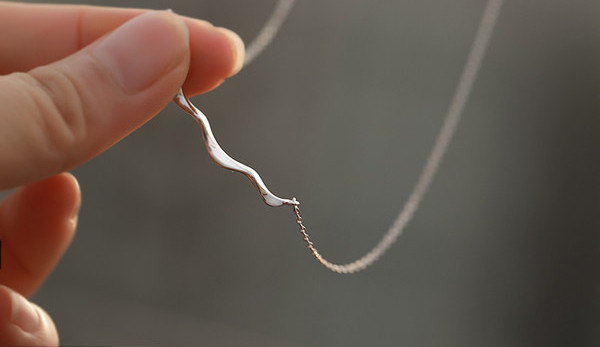 Γυναικεία αλυσίδα με ασημένιο μενταγιόν