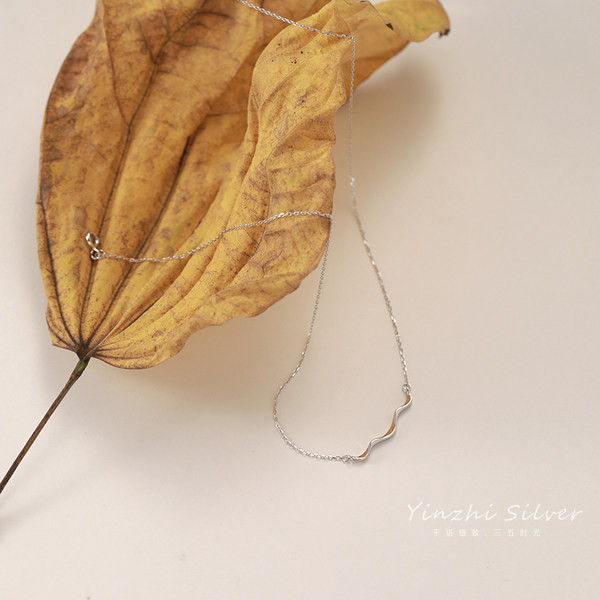 Γυναικεία αλυσίδα με ασημένιο μενταγιόν