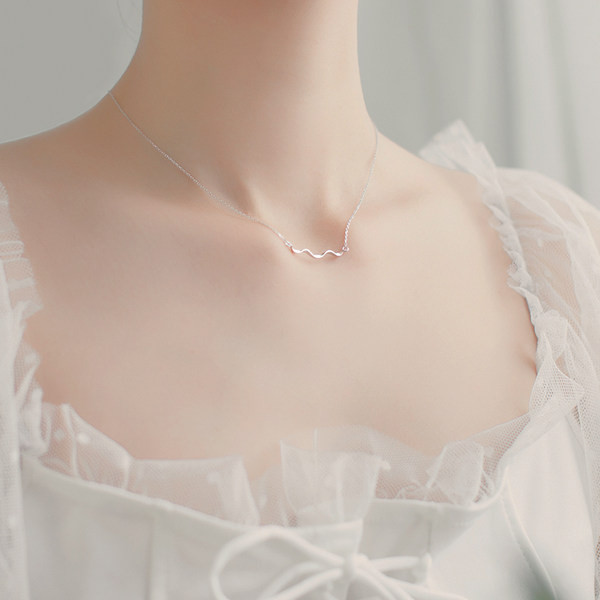 Γυναικεία αλυσίδα με ασημένιο μενταγιόν