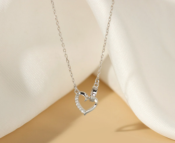 Moderan ženski tanki lančić sa privjeskom u obliku srca