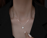 Γυναικείο κολιέ με μενταγιόν σε ασημί χρώμα