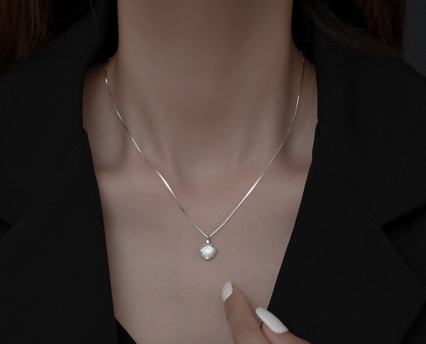 Γυναικείο κολιέ με μενταγιόν σε ασημί χρώμα