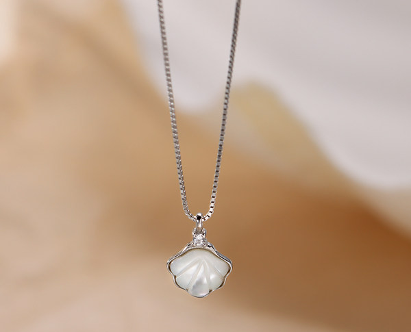 Γυναικείο κολιέ με μενταγιόν σε ασημί χρώμα