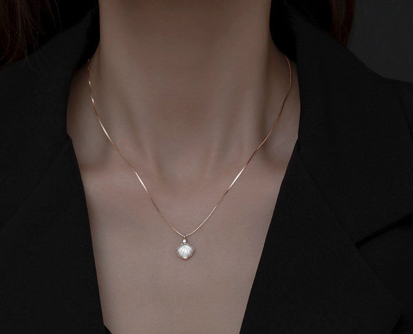 Γυναικείο κολιέ με μενταγιόν σε ασημί χρώμα