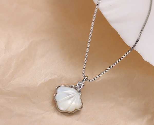 Γυναικείο κολιέ με μενταγιόν σε ασημί χρώμα