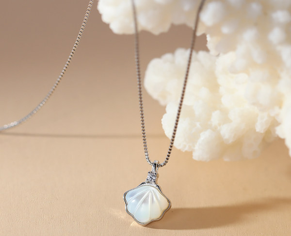 Γυναικείο κολιέ με μενταγιόν σε ασημί χρώμα