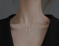 Γυναικείο κολιέ λεπτό μοντέλο με μενταγιόν και πέτρες