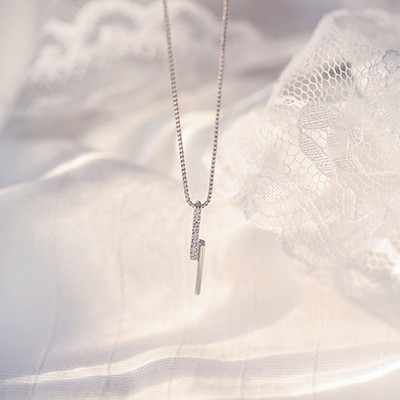 Γυναικείο κολιέ λεπτό μοντέλο με μενταγιόν και πέτρες