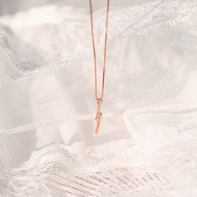 Γυναικείο κολιέ λεπτό μοντέλο με μενταγιόν και πέτρες