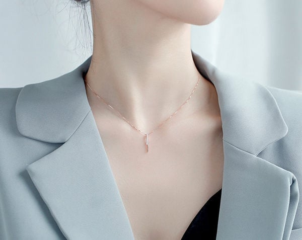 Γυναικείο κολιέ λεπτό μοντέλο με μενταγιόν και πέτρες