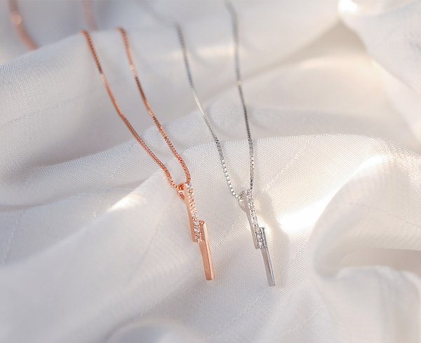 Γυναικείο κολιέ λεπτό μοντέλο με μενταγιόν και πέτρες