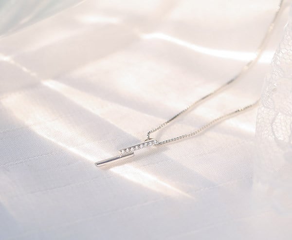 Γυναικείο κολιέ λεπτό μοντέλο με μενταγιόν και πέτρες