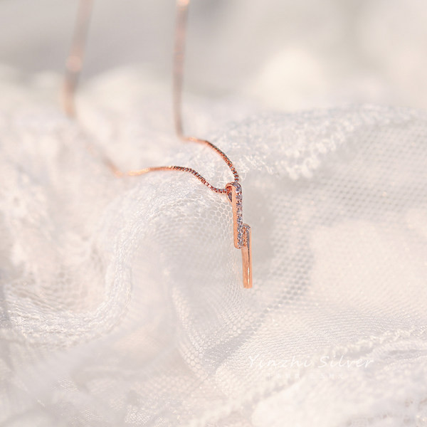 Γυναικείο κολιέ λεπτό μοντέλο με μενταγιόν και πέτρες