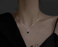 Moderna ženska ogrlica sa kamenim privjeskom u crnoj boji