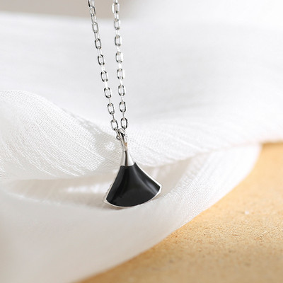 Moderna ženska ogrlica sa kamenim privjeskom u crnoj boji