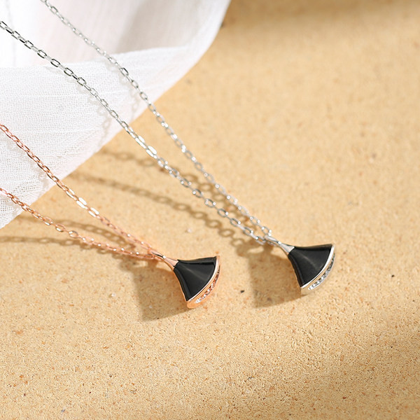 Moderna ženska ogrlica sa kamenim privjeskom u crnoj boji