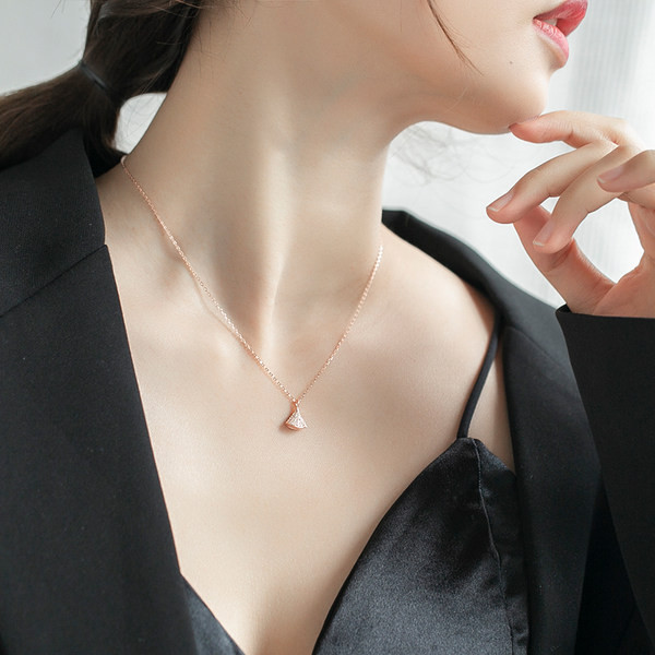 Moderna ženska ogrlica sa kamenim privjeskom u crnoj boji