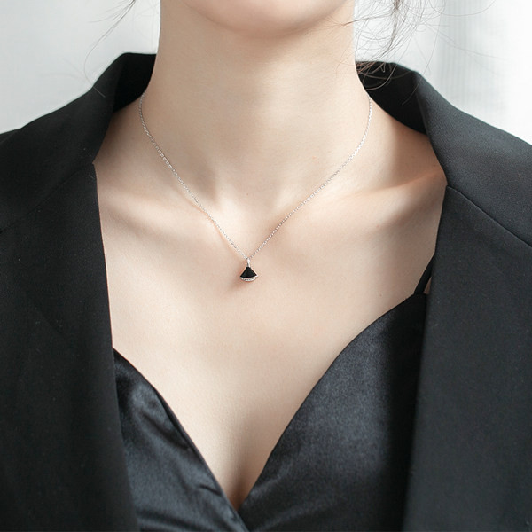 Moderna ženska ogrlica sa kamenim privjeskom u crnoj boji