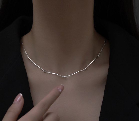 Γυναικείο κολιέ σε ασημί χρώμα με χάντρες