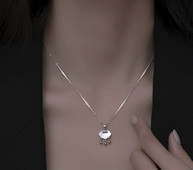 Γυναικείο κολιέ με μενταγιόν και λεπτή αλυσίδα