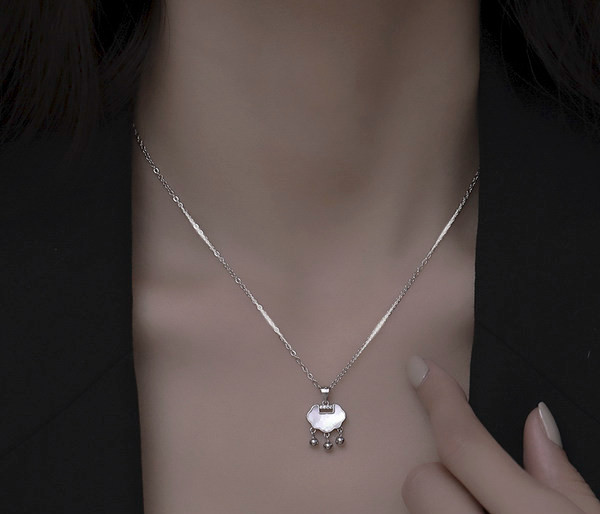 Γυναικείο κολιέ με μενταγιόν και λεπτή αλυσίδα